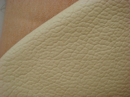 高档环保皮革面料床品面料沙发面料pu皮革面料软包硬包淡黄色耐刮