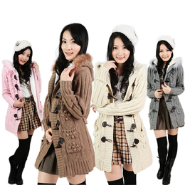 冬季新款时尚外套 女韩版毛衣加厚花纹带帽毛领夹绒牛角扣中长款
