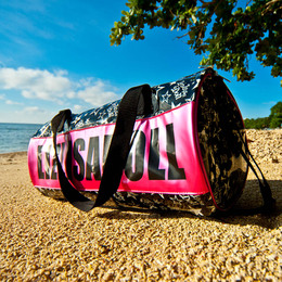 日本品牌大容量圆筒包防水运动包包男女沙滩游泳包单肩斜跨度假包